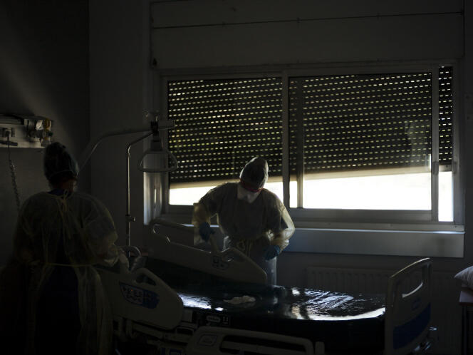 Une aide-soignante nettoie une chambre après le décès d’un patient dans le service Covid-19 du Centre hospitalier de Bastia, le 16 août 2021.