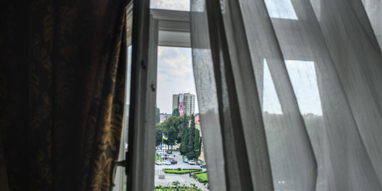 Vue sur la ville d’Oujhorod d’une fenêtre du conseil régional de Transcarpatie.
Oblast de Transcarpatie. Ukraine.