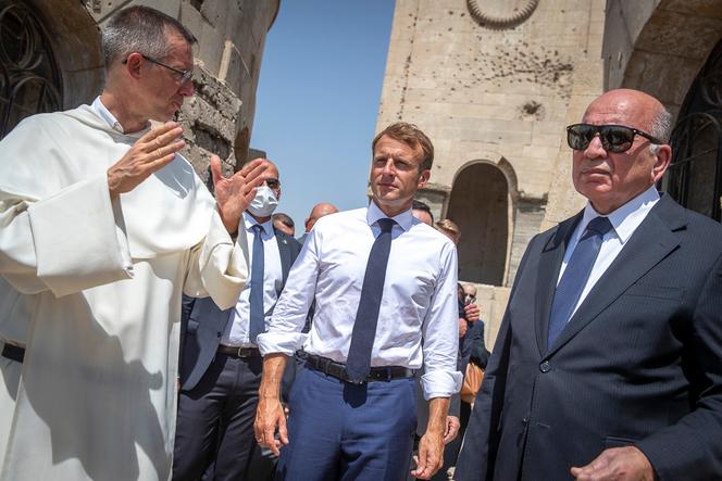 Le président français, Emmanuel Macron, lors d’une visite de l'église Notre-Dame-de-l'Heure en cours de réhabilitation à Mossoul, le 29 août 2021.