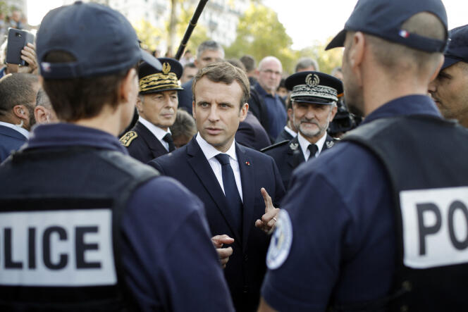 Emmanuel Macron rencontre des policiers lors d’une visite sur le thème de la sécurité, à Lyon, le 28 septembre 2017.
