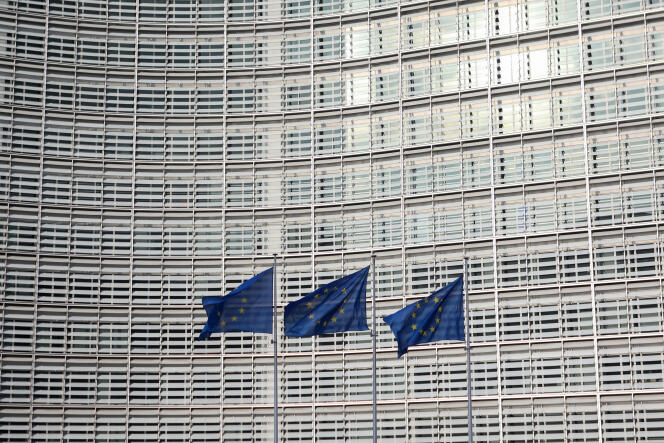 Devant le siège de la Commission européenne à Bruxelles, le 25 mars 2021.