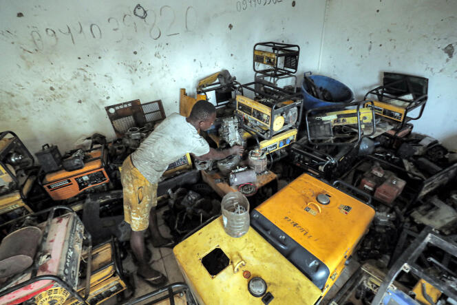 Un atelier de réparation de générateurs électriques à Tripoli, le 26 août 2021.