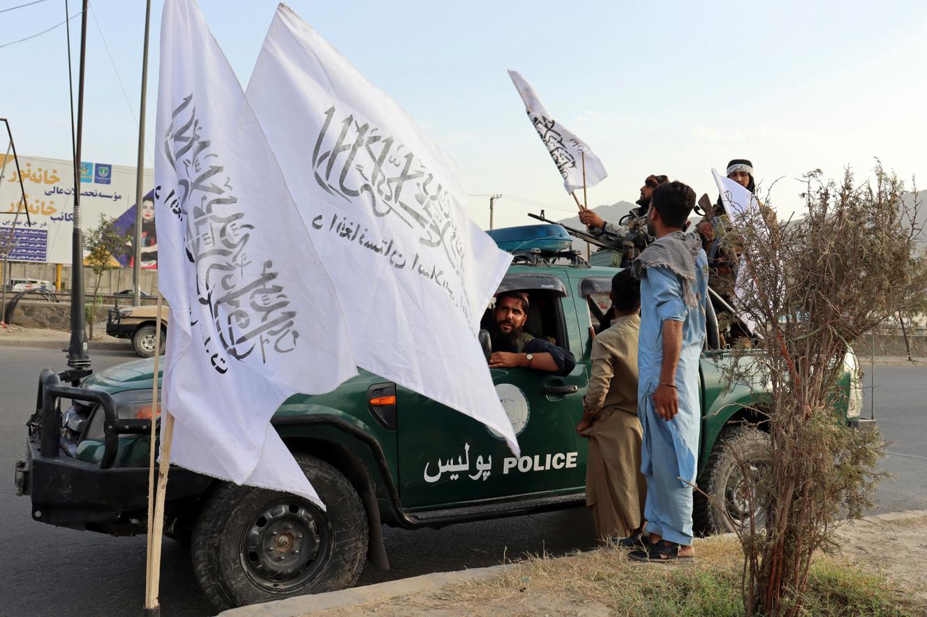 I combattenti talebani esultano a Kabul, lunedì 30 agosto 2021. Il paese è ora nelle mani della Jemaah Islamiyah.