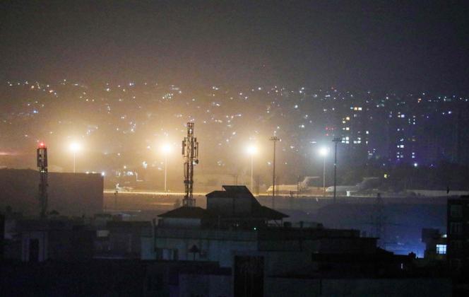 Vista del aeropuerto de Kabul en la noche del 30 de agosto.