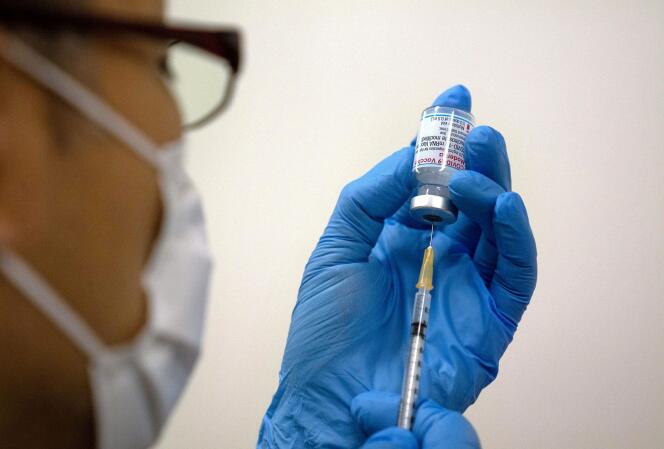 Un preparatore giapponese si prepara a iniettare il vaccino contro il Covid-19 con Moderna, a Tokyo, il 24 maggio 2021.