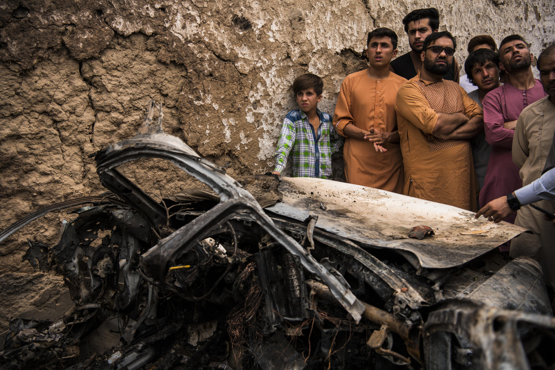 Les restes du véhicule frappé vers 17 heures le 29 août 2021 par un drone américain. Des responsables américains ont déclaré que la frappe visait un véhicule dans lequel se trouvait un kamikaze qui prévoyait d’attaquer l’aéroport international Hamid-Karzai. Dix personnes de la famille, dont huit enfants ont été tués, ainsi que le conducteur du véhicule. Kaboul, le 30 août 2021.