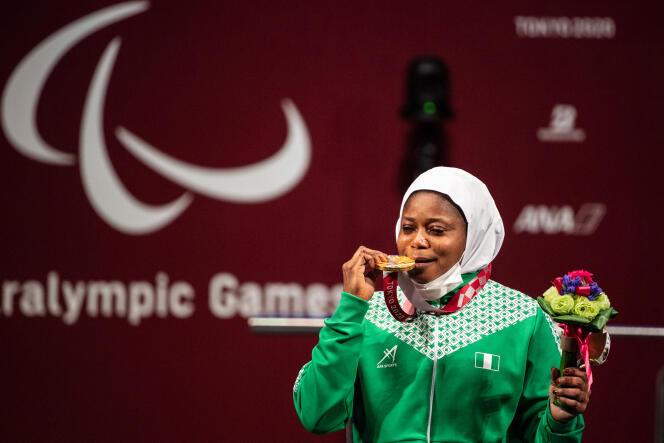 L’haltérophile nigériane Latifat Tijani médaille d’or des moins de 45 kg aux Jeux paralympiques de Tokyo, le 26 août 2021.