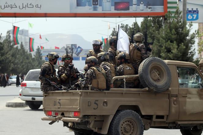 Des combattants talibans des forces spéciales entrent dans l’aéroport de Kaboul après que les derniers soldats américains ont quitté l’Afghanistan, le 31 août 2021.