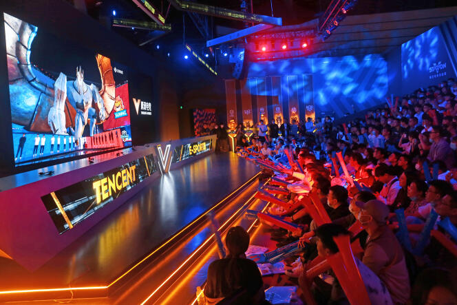 Des fans de « League of Legends » assistent à un match à Shanghaï (Chine), le 31 octobre 2020.