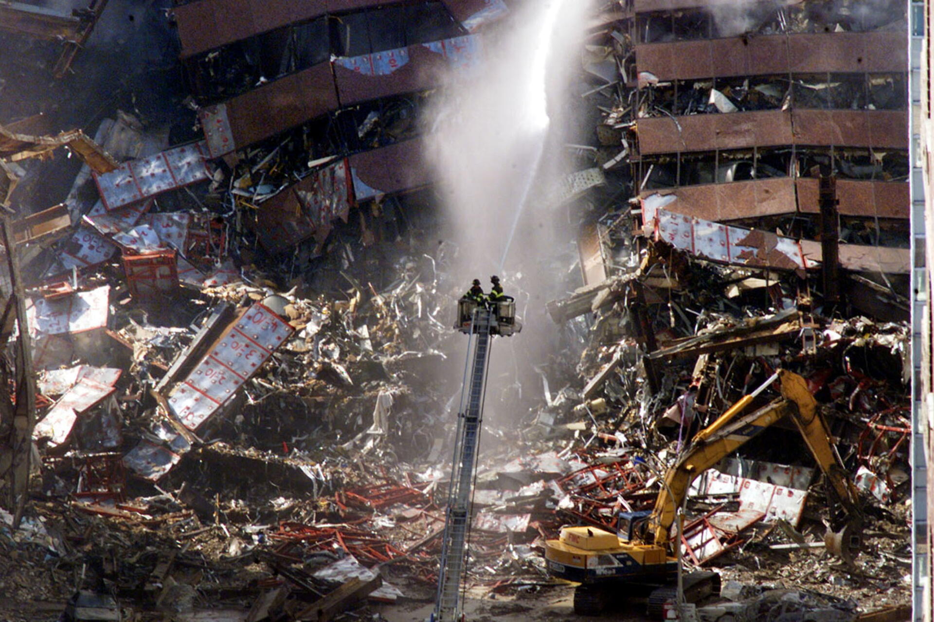 La tour n° 7 du World Trade Center, séparée du reste du complexe par une passerelle, s’est elle aussi écroulée, sans avoir été touchée par un avion.