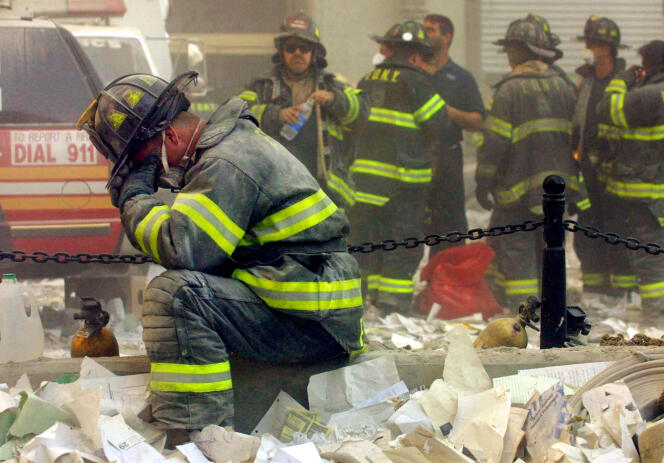 Un pompier en prière après l’effondrement des bâtiments du World Trade Center, le 11 septembre 2001, à New York.