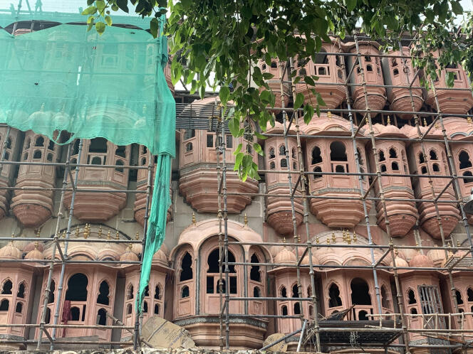 La réplique du palais des Vents est démontée, à Old Delhi (Inde), le 30 août 2021.