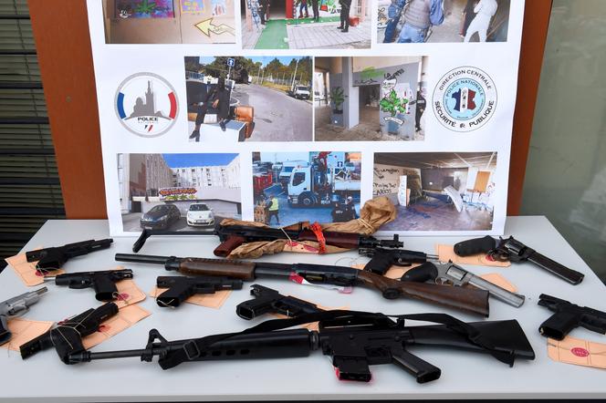 Presentation of a seizure of weapons on a deal point, in Marseille, in February 2021.