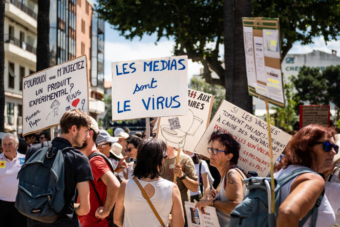 Une pancarte  « Les médias sont le virus » lors une manifestation contre le passe sanitaire, à Perpignan, le 7 août 2021.