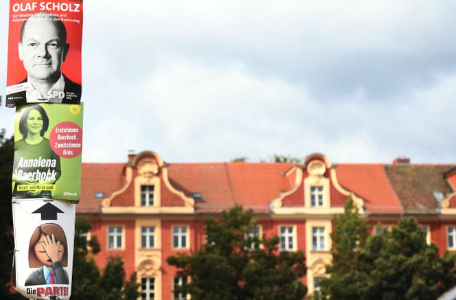 Affiches de campagne d’Olaf Scholz (SPD), Annalena Baerbock (les Verts) et du parti politique satirique Die Partei, à Potsdam, le 31 août 2021.