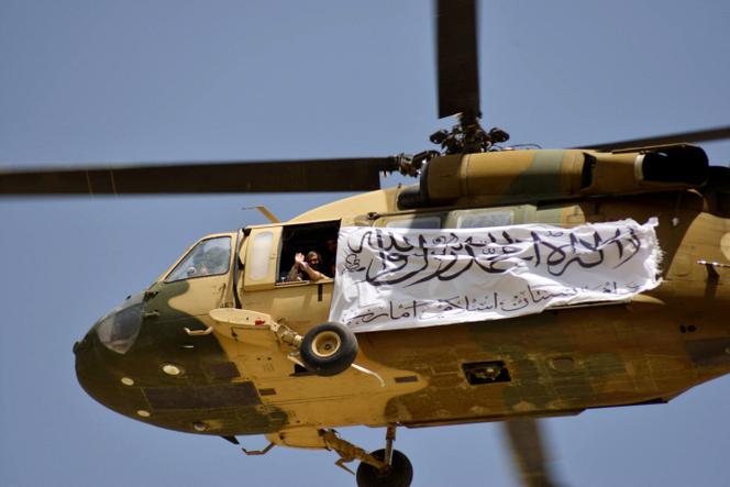 El helicóptero Blackhawk fue visto el 1 de septiembre de 2021 sobre Kandahar.