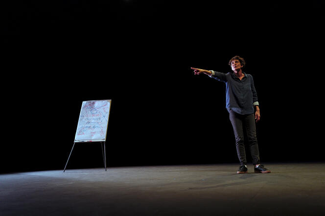 La comédienne Magali Bonat lors d’une représentation de la pièce de théâtre « Le Quai de Ouistreham », le 16 octobre 2019.