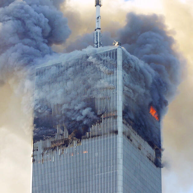 L’impact (ici du premier avion, sur la tour nord) a créé une large brèche, par laquelle l’air s’est engouffré, alimentant des incendies d’une violence dépassant les attentes des architectes.
