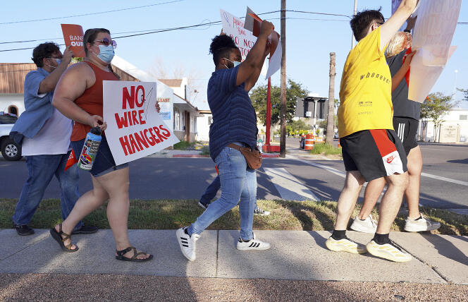 Des défenseurs du droit à l’avortement manifestent contre la loi texane devant la mairie d’Edinburg, au Texas, mercredi 1er septembre 2021.