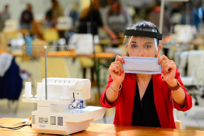 Un femme produit des masques à Teste-de-Buch (Gironde), le 15 avril 2020.
