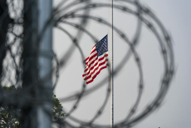 Un drapeau américain flotte entre les barbelés du camp de Guantanamo, le 29 août 2021.