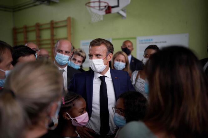 Emmanuel Macron et son ministre de l’éducation, Jean-Michel Blanquer, lors de la visite d’une école à Marseille, le 2 septembre 2021.