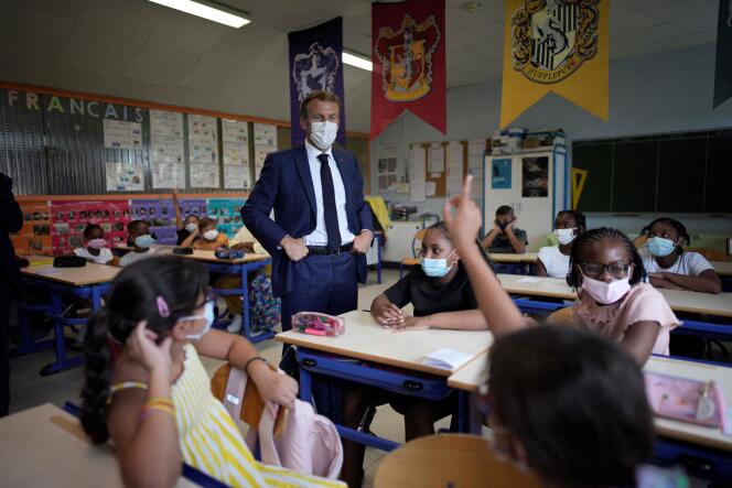 Emmanuel Macron visite une classe de l’école primaire Bouge à Marseille, lors de son déplacement de deux jours dans la deuxième ville de France, le 2 septembre 2021.