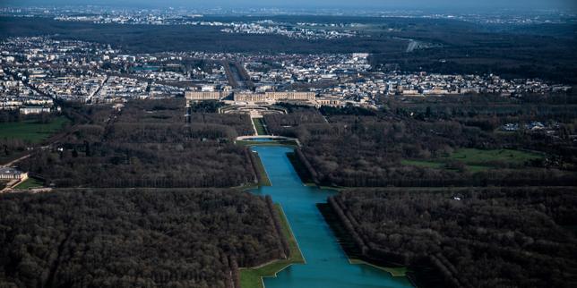 Triathletes swim in Versailles grand canal as France continues to mix sports and heritage