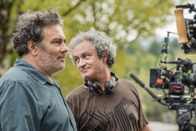 Arnaud et Jean-Marie Larrieu sur le tournage de « Tralala », le 19 septembre 2020, sur les bords du lac de Lourdes.