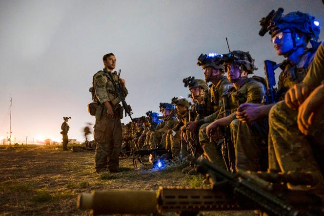 Soldaten van de Amerikaanse 82nd Airborne Division bereiden zich voor op de evacuatie op de internationale luchthaven van Kabul op 30 augustus 2021.