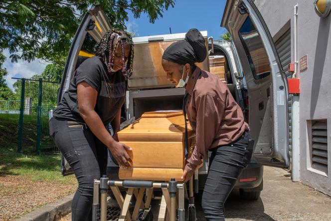 Chewyl and Christelle, funeral assistants and mistresses of ceremonies, deposit a body at the funeral space of La Joyau, in Fort-de-France, on September 2, 2021.