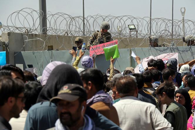 Los afganos se agolpan frente a las entradas del aeropuerto en Kabul, Afganistán, con la esperanza de ser evacuados del país en agosto de 2021.