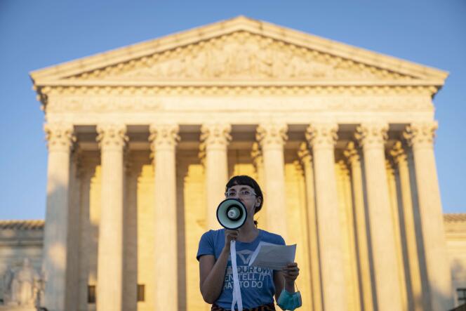 Un manifestante proteste devant la Cour suprême américaine, à Washington, le 2 septembre 2021, après que la plus haute juridiction du pays a refusé de censurer une loi texane qui restreint le droit à l’avortement.