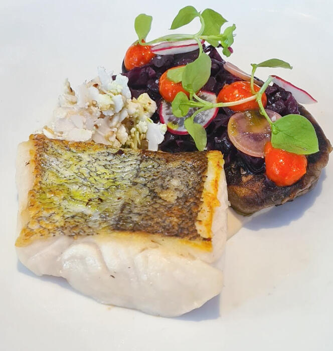 Pêche côtière du jour avec l'aubergine fondante, servie au restaurant Caillebotte.
