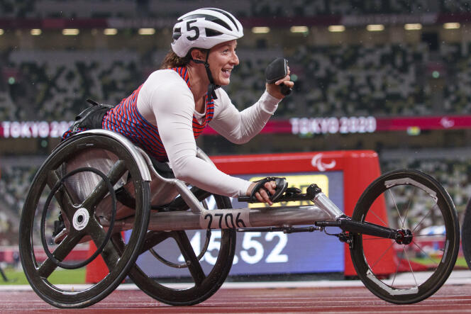 Tatyana McFadden célèbre la victoire des Etats-Unis dans le relais 4 x 100 mètres aux Jeux paralympiques de Tokyo, le 3 septembre.