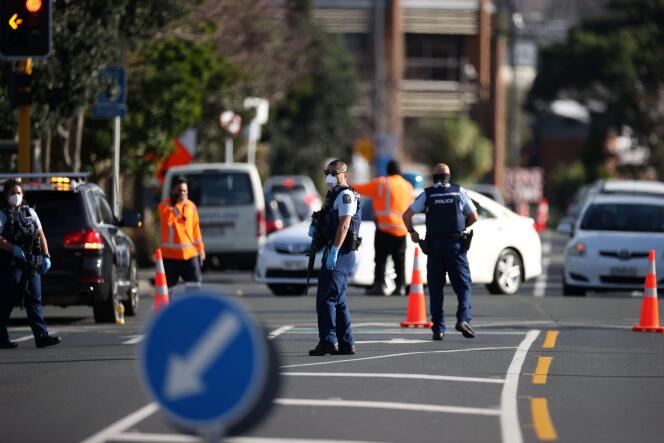 Périmètre de sécurité aux abords du supermarché où a eu lieu l’attaque au couteau, à Auckland, le 3 septembre 2021.