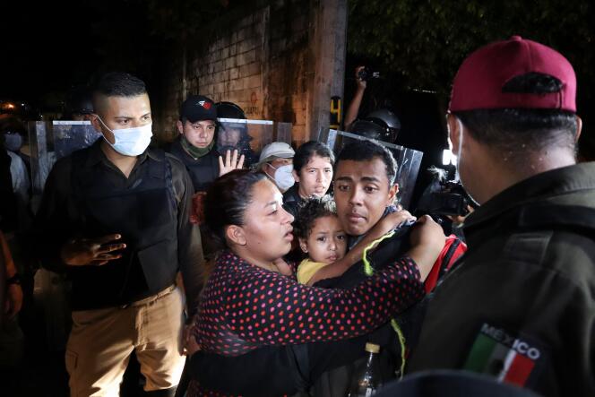 Des forces de l’ordre arrêtent des migrants faisant partie d’une caravane se dirigeant vers les Etats-Unis, à Huixtla, dans le Chiapas, au Mexique, le 5 septembre 2021.