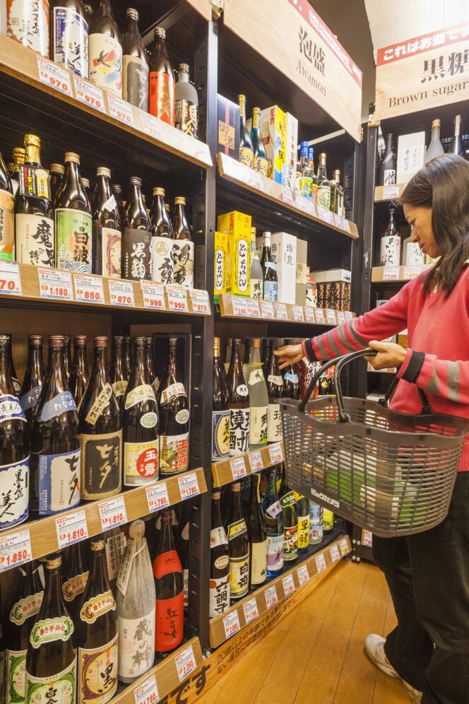 Vente de shochu et autres liqueurs à Tokyo.