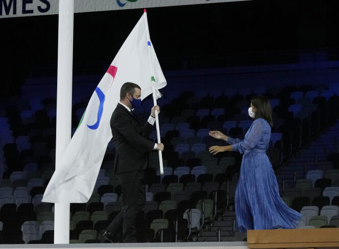 La maire de Paris, Anne Hidalgo, a reçu le drapeau paralympique des mains du président du Comité international paralympique, Andrew Parsons, dimanche 5 septembre à Tokyo.