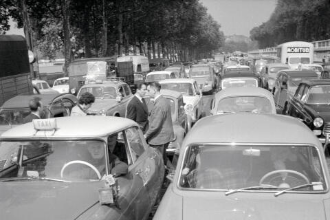 Paris (Ier arr.). Embouteillages sur le quai des Tuileries. Mai 1961.