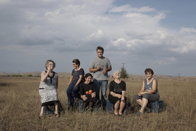 Des membres de la communauté d’agriculteurs filmée dans le petit village d’Elias en Grèce par Marianna Economou pour son documentaire « Quand les tomates rencontrent Wagner ».