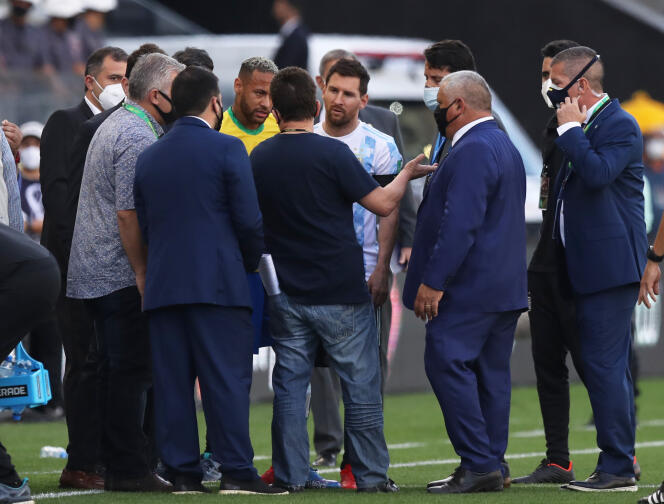 Messi et Neymar après l’arrêt du match Brésil-Argentine, au stade Arena Corinthians de Sao Paulo, le 5 septembre 2021.