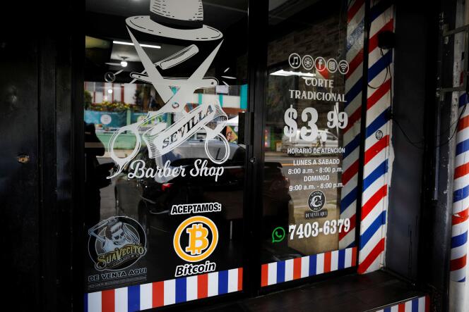 Le logo bitcoin s’affiche sur les vitrines des commerces, comme chez ce coiffeur de Santa Tecla, le 6 septembre 2021.
