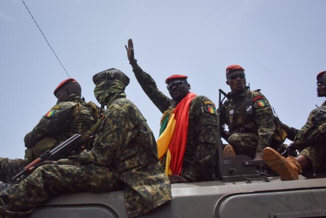 Le colonel Mamady Doumbouya, chef des forces spéciales et initiateur du coup d’Etat contre Alpha Condé, salue la foule à Conakry, le 6 septembre 2021.
