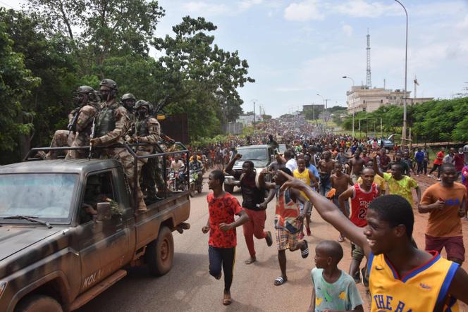 La multitud aplaude a las Fuerzas Armadas de Guinea tras el arresto del presidente Alpha Condé en Conakry el 5 de septiembre de 2021.