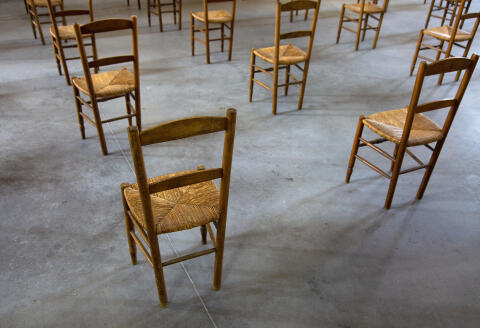 France, chaises espacées dans une église pendant l'épidémie du coronavirus. Distanciation