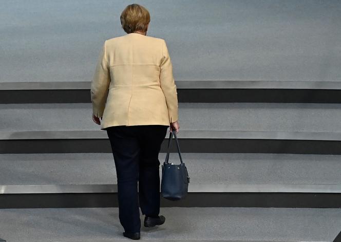 La chancelière allemande Angela Merkel quitte la salle plénière lors d’une session au Bundestag, la chambre basse du parlement allemand, à Berlin, le 7 septembre 2021.