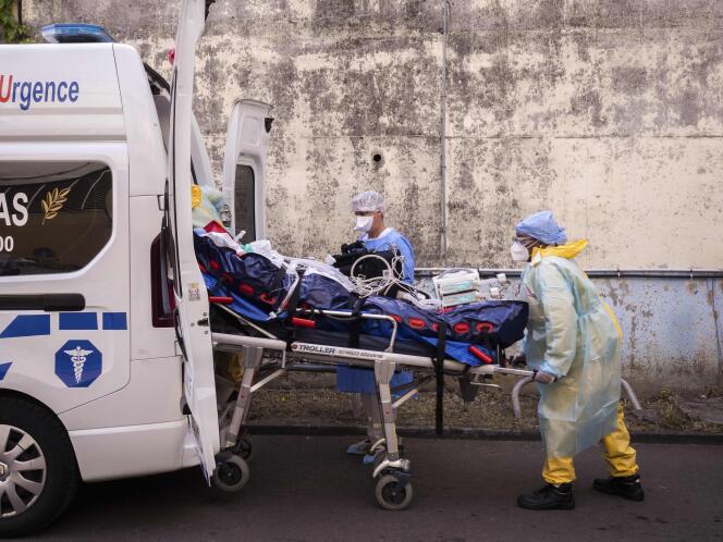 Un patient atteint du Covid-19 transféré à l’hôpital de Pointe-à-Pitre, en Guadeloupe, le 3 septembre.