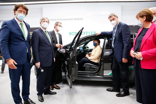 La chancelière allemande Angela Merkel (au centre, dans la voiture), au Salon de la mobilité de Munich (IAA Mobility), le 7 septembre 2021.