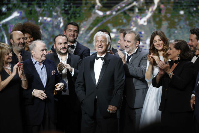 Jean-Paul Belmondo, awarded with an honorary César, is applauded by actors and actresses on stage, February 24, 2017, during the 42nd Césars ceremony, Salle Pleyel, in Paris.